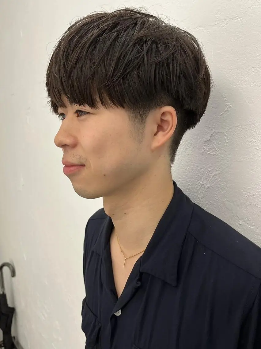 ショート カラー パーマ メンズ メンズバレイヤージュ メンズブリーチ センターパート フェードカット メンズハイライト スパイラルパーマ 🌐hina⭐️のヘアスタイル