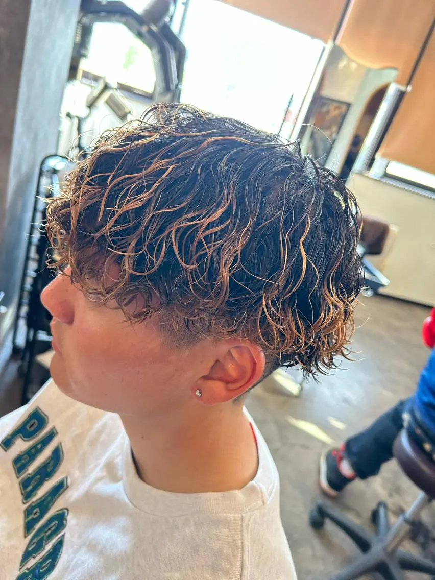カラー パーマ メンズ メンズブリーチ メンズパーマ ブリーチ スパイラルパーマ カット パーマ stylist 静音「LEON」のヘアスタイル
