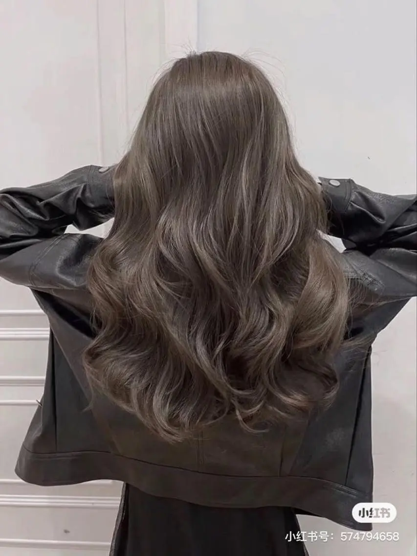 ロング アッシュ アッシュブラウン ハイライト クリスマス ヘアカラー 艶髪職人🫧 タイキのヘアスタイル