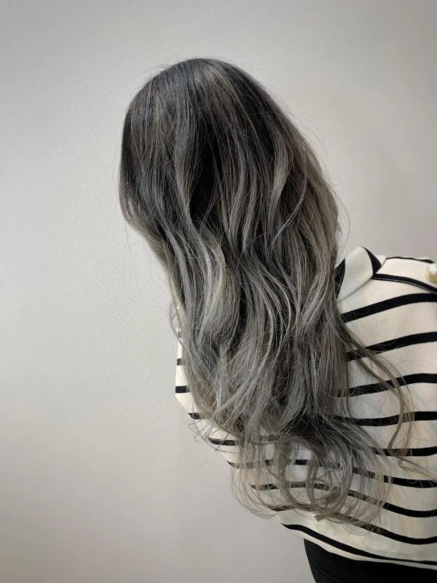 ロング カラー ヘアアレンジ アッシュ アッシュグレー ブリーチ VIM hairおもろまち店のヘアスタイル