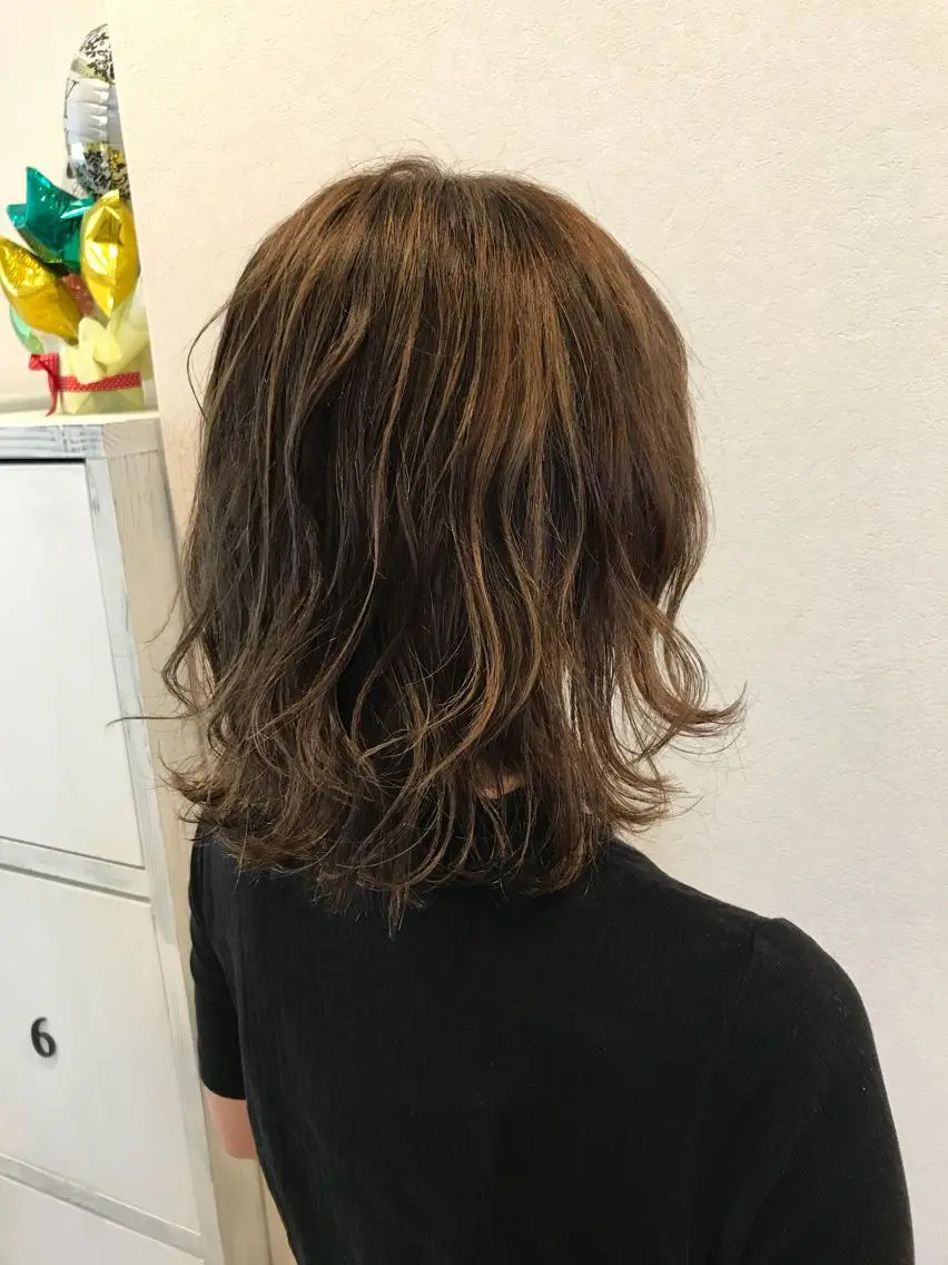 セミロング カラー ハイライトカラー ハイライト 岡本 智次のヘアスタイル