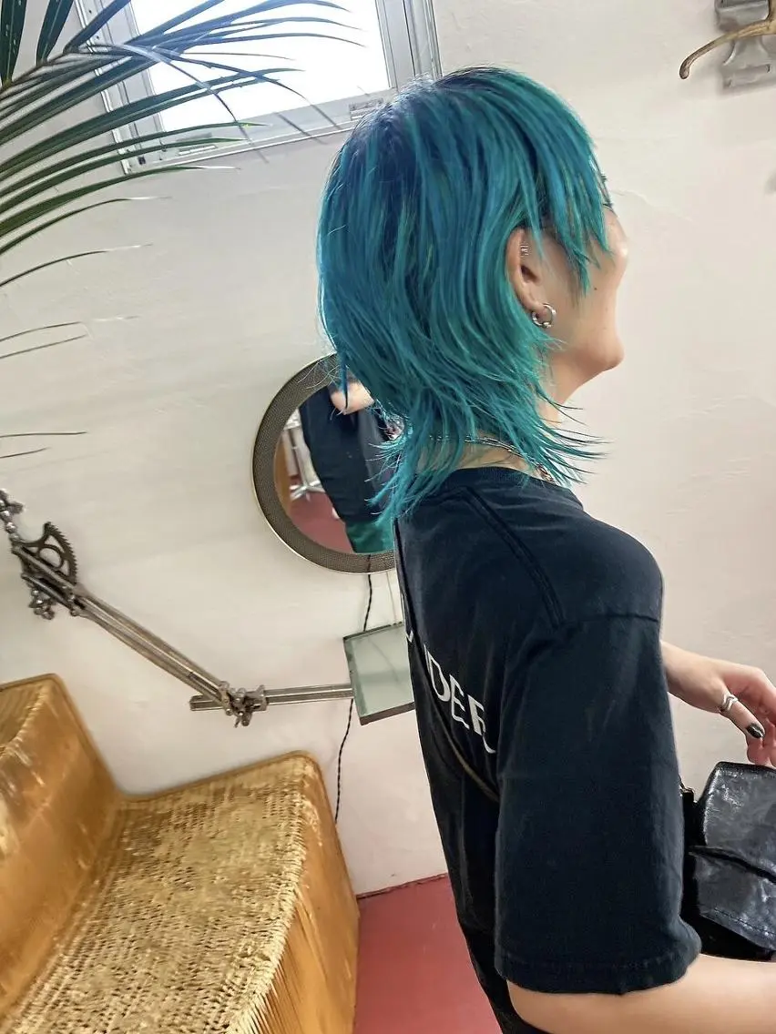 ミディアム qiie/ハイトーン インナーカラーのヘアスタイル