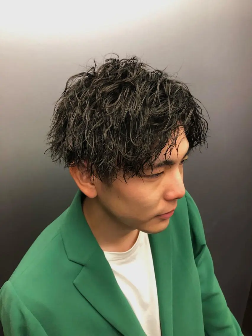 パーマ メンズ 透明感カラー レイヤー亀井唯登のヘアスタイル