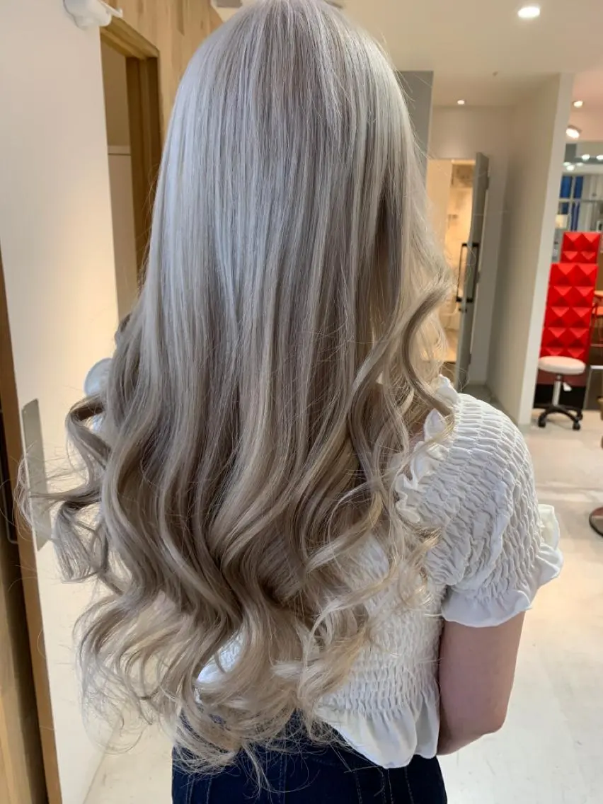 ロング カラー ブロンド ホワイトブロンド ヘアカラー トリートメント LUXBE LUCEのヘアスタイル