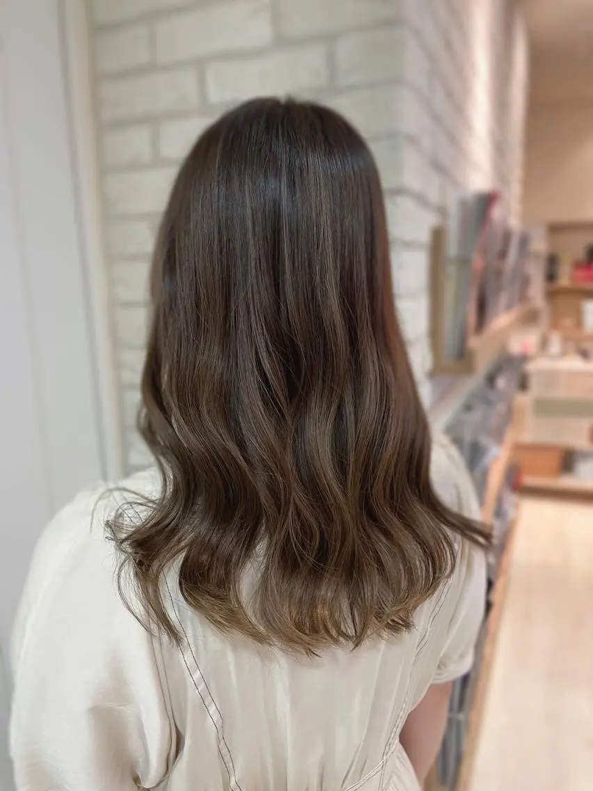 セミロング カラー グレージュ ハイライトカラー ハイライト カット ヘアカラー トリートメント 清水 有実子のヘアスタイル