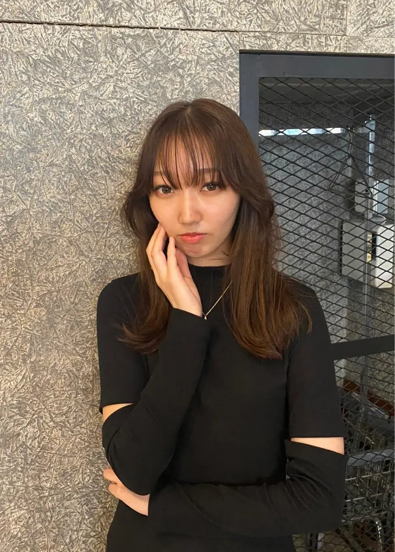 カラー グレージュ オリーブグレージュ オリーブグレー 韓国ヘア レイヤーカットのヘアスタイル