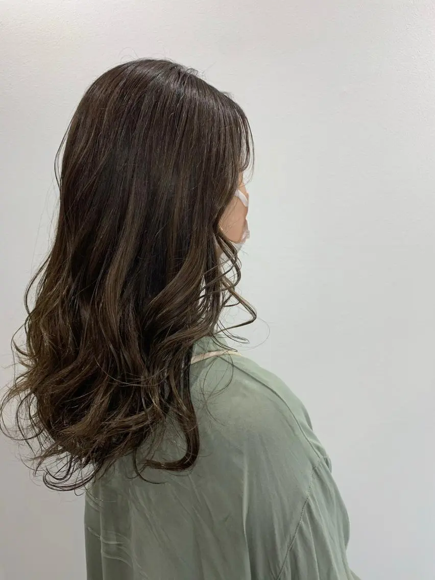 ロング カラー 寺本 早希のヘアスタイル