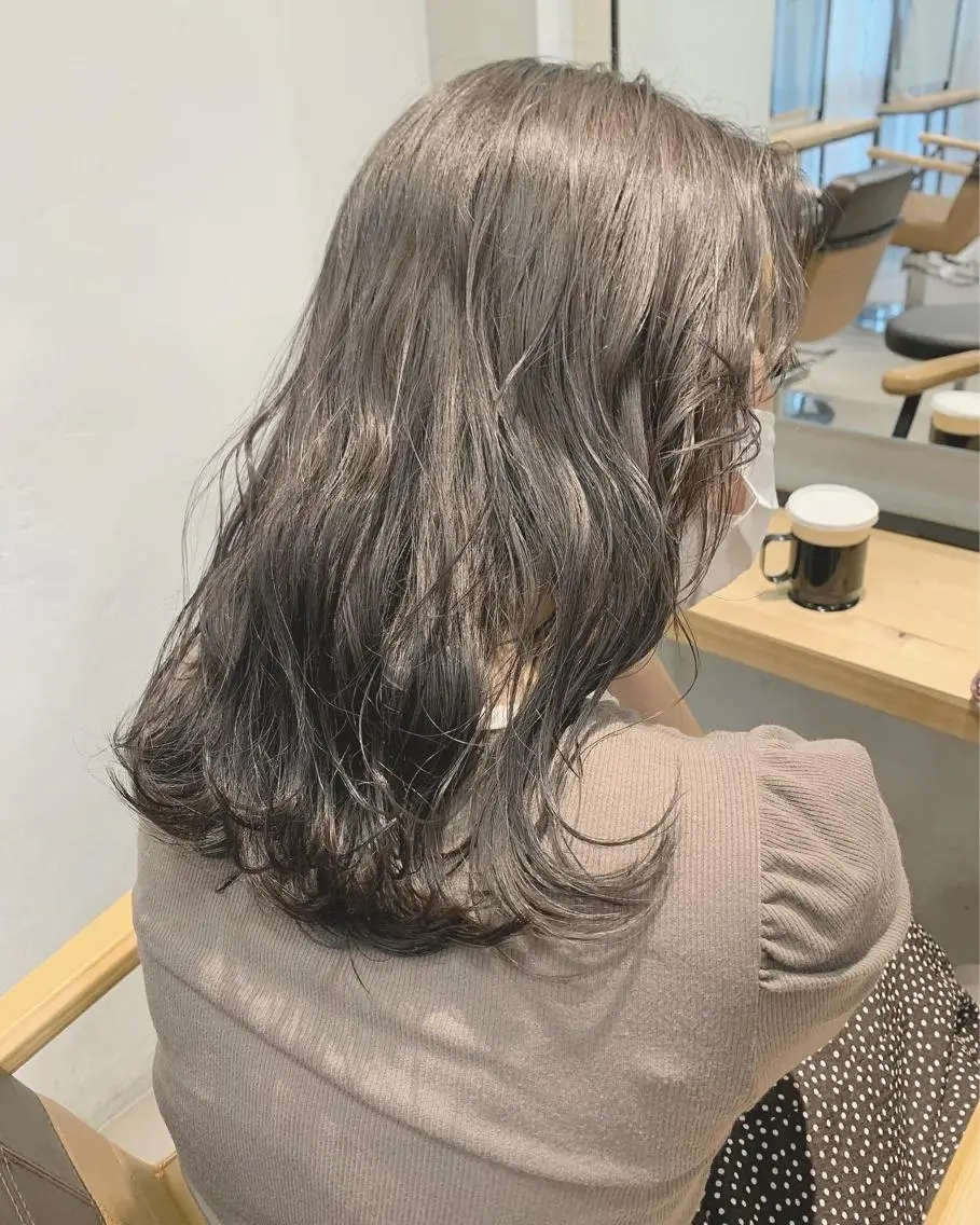 セミロング カラー ネイル ハイトーンボブ 前田 表参道　グレージュのヘアスタイル