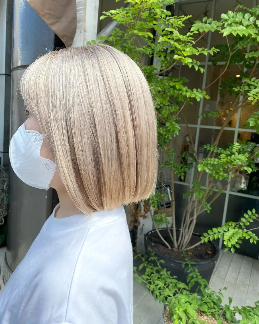 ショート カラー 切りっぱなしボブ ベージュカラー ブリーチ ホワイトベージュ ボブ 鈴木 奈波のヘアスタイル
