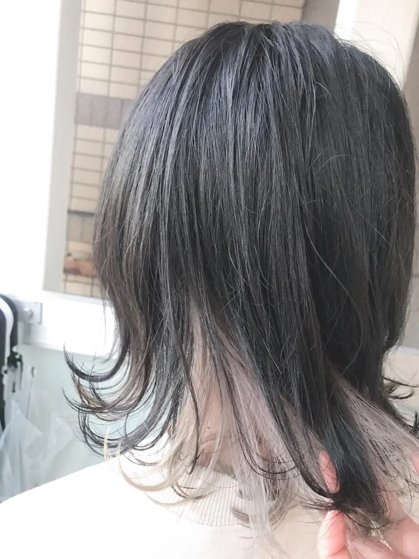 ミディアム カラー グレージュ インナーカラー 岩谷/ブリーチ 🪽透明感カラーのヘアスタイル