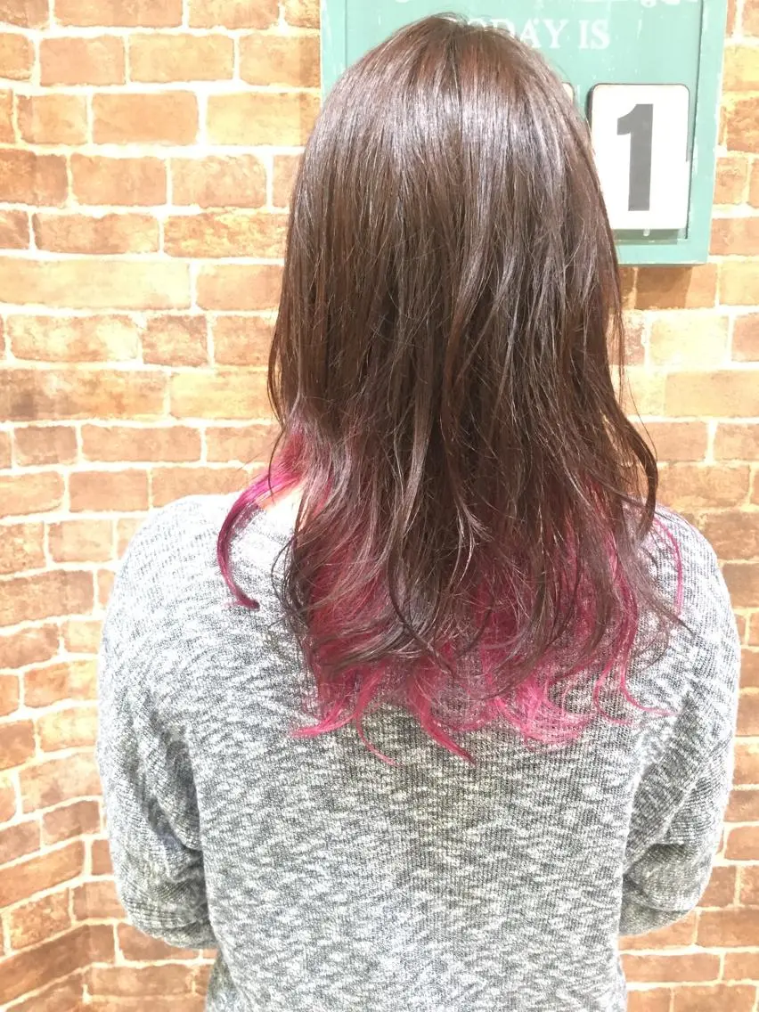 セミロング カラー パーマ インナーカラー ピンクカラー バイオレットカラー 松本 明日可のヘアスタイル