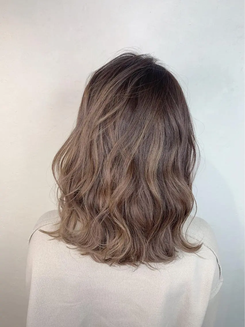 ミディアム カラー _WHITE 高槻のヘアスタイル