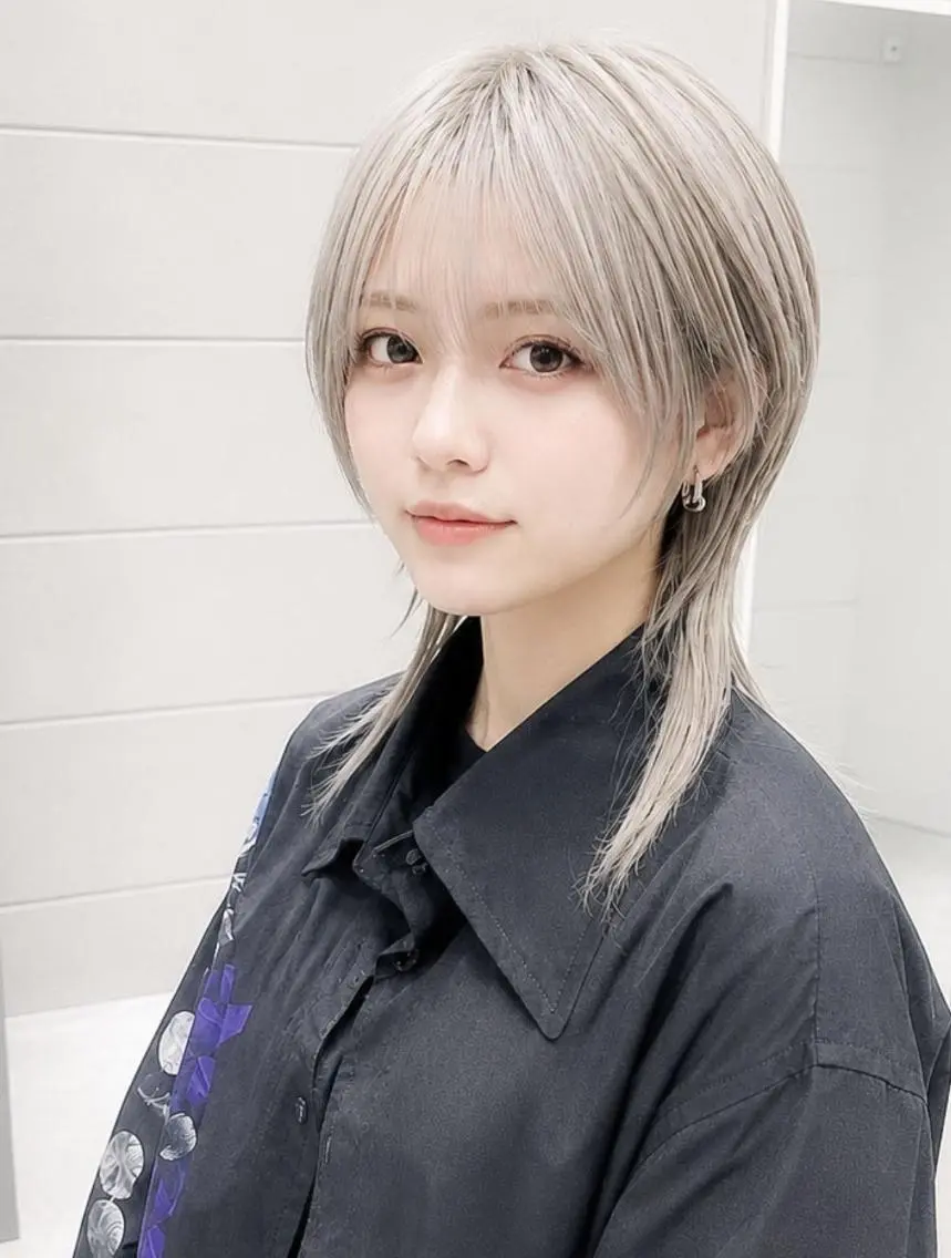 ショート カラー アッシュ アッシュグレー アッシュグレージュ ブリーチ ダブルカラー Days 透明感カラーのヘアスタイル
