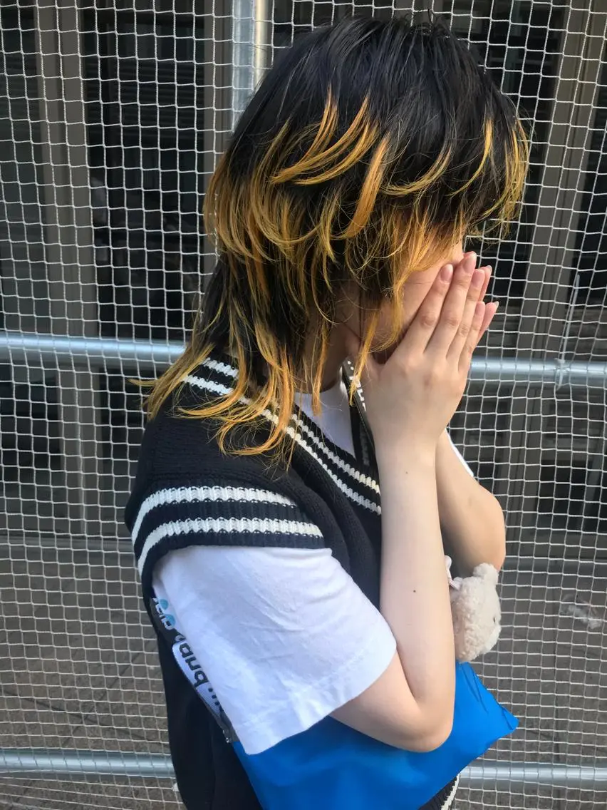ミディアム カラー メッシュ イエローカラー レイヤーカット ウルフカット ウルフレイヤー ホワイト&レイヤーカ ットエクステ長畠俊輔のヘアスタイル