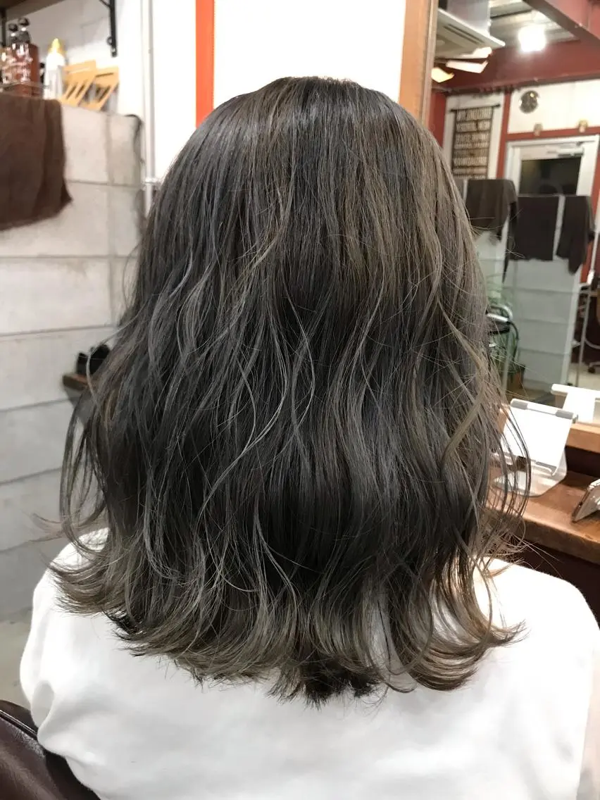 ミディアム カラー 高梨 里穂のヘアスタイル