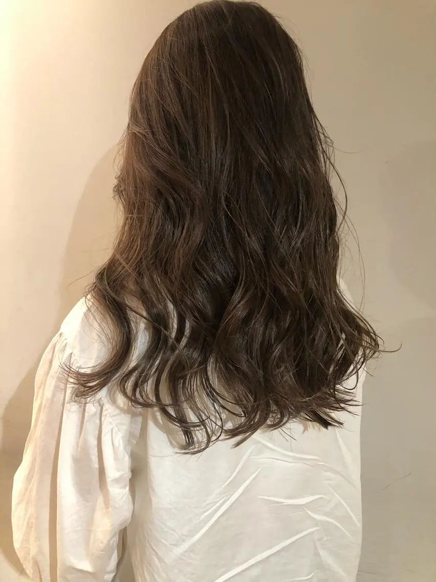 セミロング カラー グレージュ ハイライトカラー ハイライト 上品な大人レイヤー 🍀渋谷🍀濱口敬太のヘアスタイル