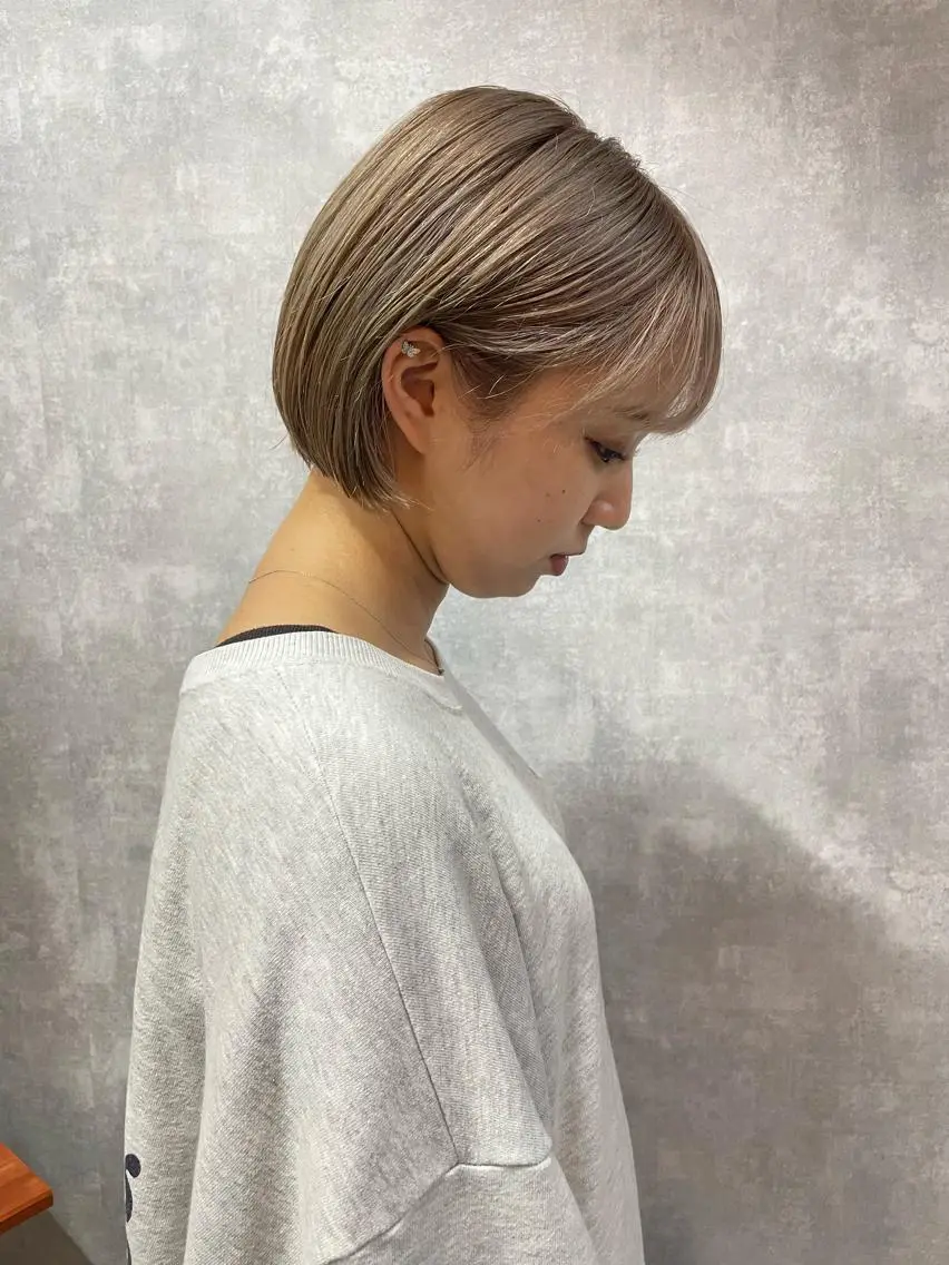 ショート 切りっぱなしボブ ショートボブ ハンサムショート 丸みショート アッシュ カット ヘアカラー トリートメント モテ髪/ボブ/ショー ト/アダチフウトのヘアスタイル