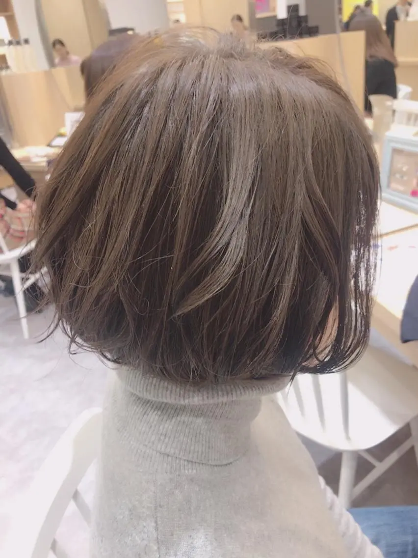ショート カラー カット ヘアカラー 貝通丸 朱里のヘアスタイル
