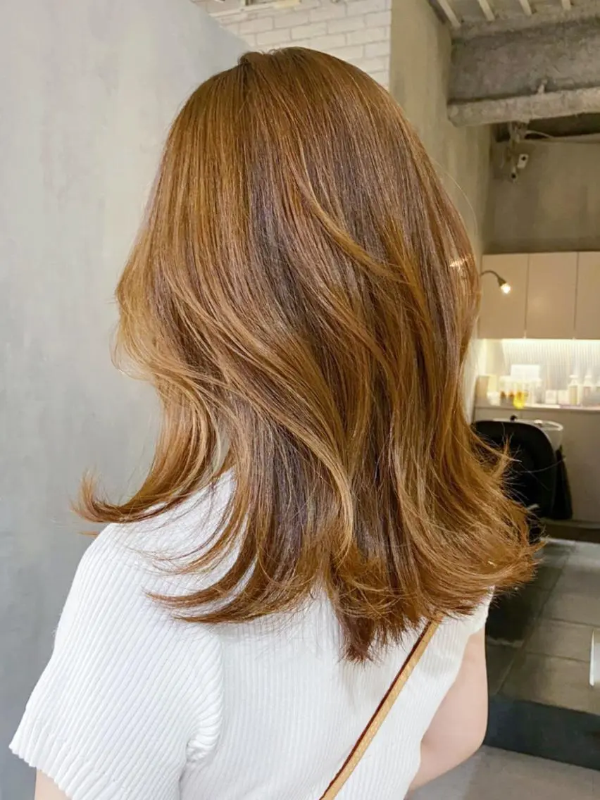 ミディアム カラー パーマ ヘアアレンジ ベージュカラー くびれヘア くびれレイヤー レイヤーカット ITbyALBUM 八王子店のヘアスタイル