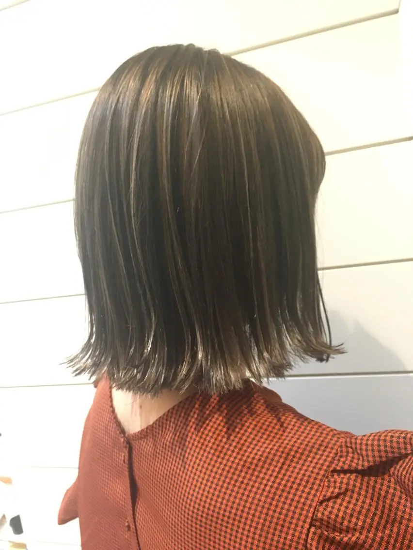 ミディアム カラー アッシュ アッシュグレー 鍵山 千秋のヘアスタイル