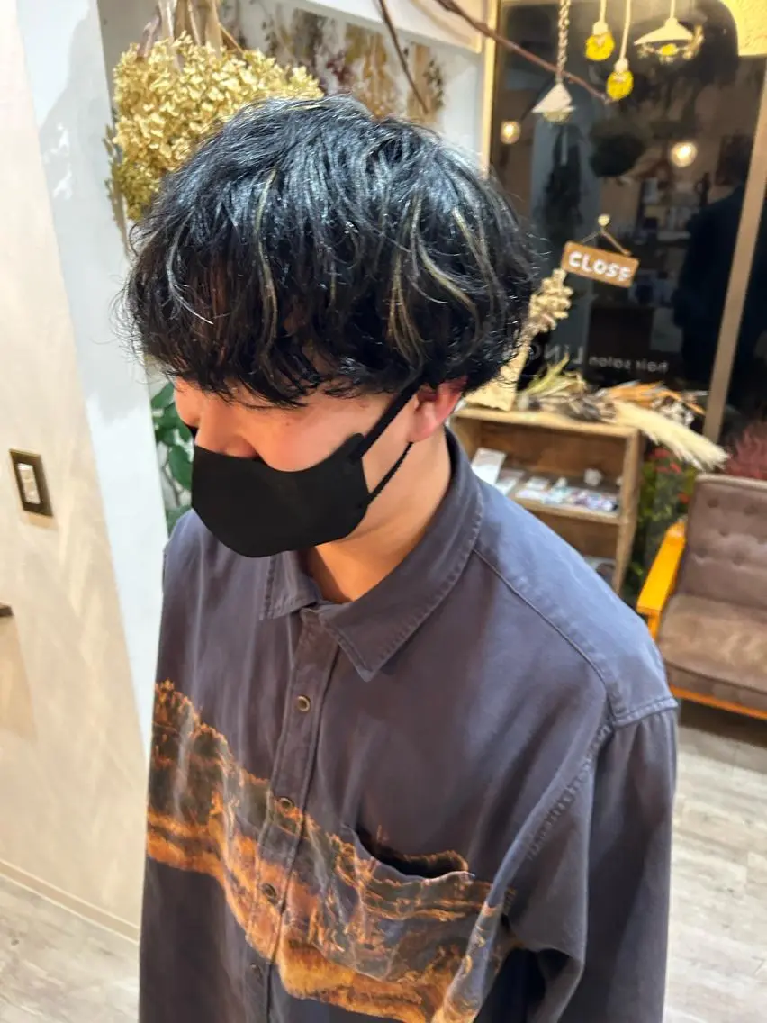 カラー メンズ メンズハイライト アッシュ ハイライトカラー ヘアカラー 佐藤 美咲のヘアスタイル