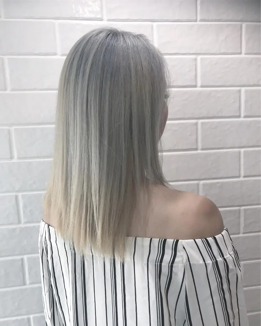 セミロング アッシュ en Siena エンシエナのヘアスタイル