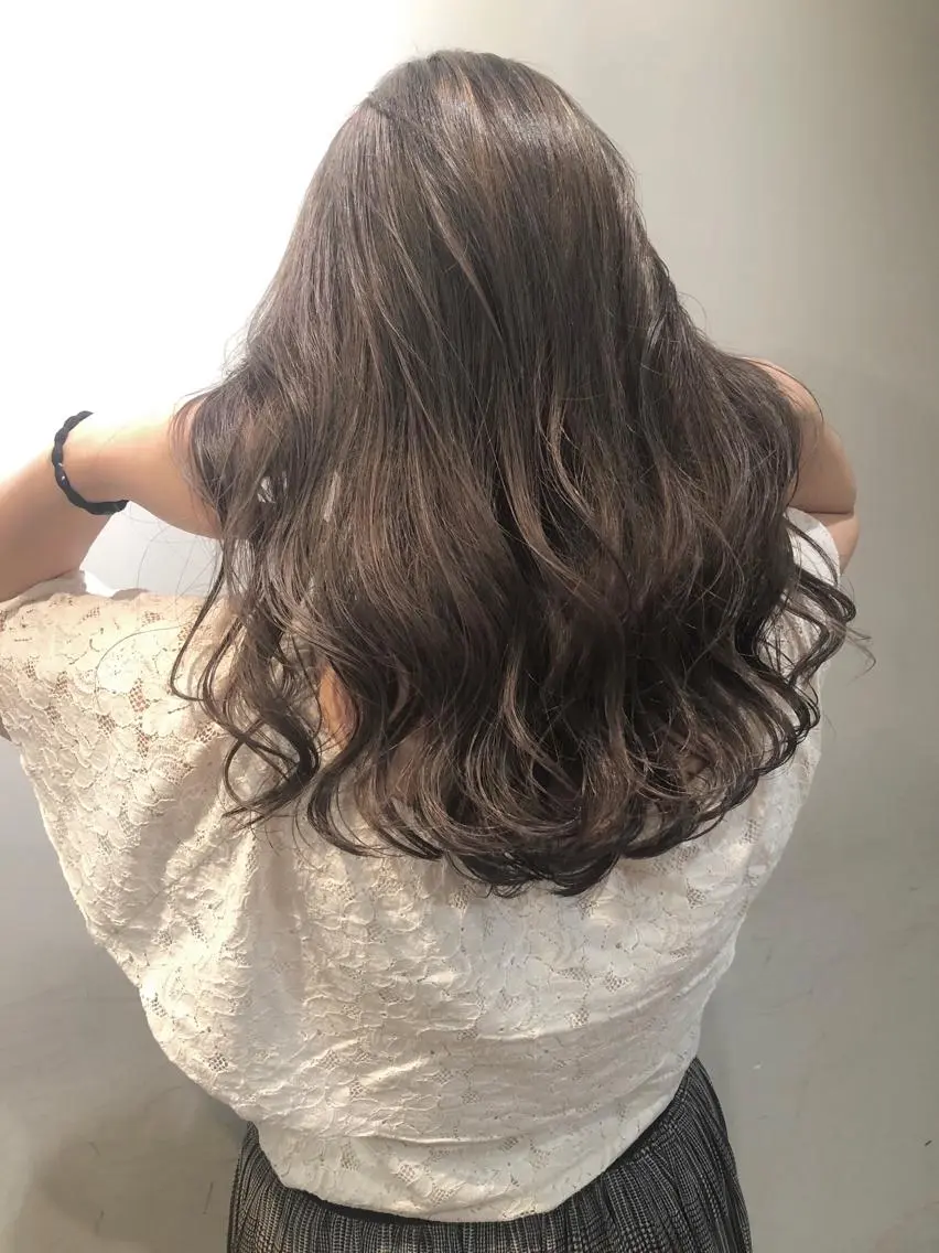 セミロング カラー ブラウンカラー ハイライトカラー ナチュラルブラウン ハイライト 上品な大人レイヤー 🍀渋谷🍀濱口敬太のヘアスタイル