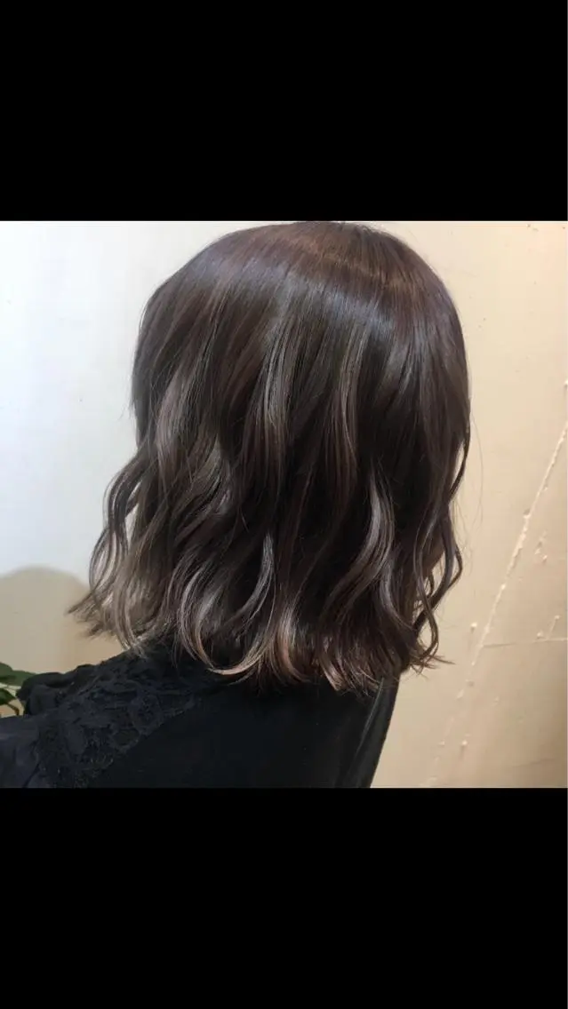 カラー 八巻 晴香のヘアスタイル