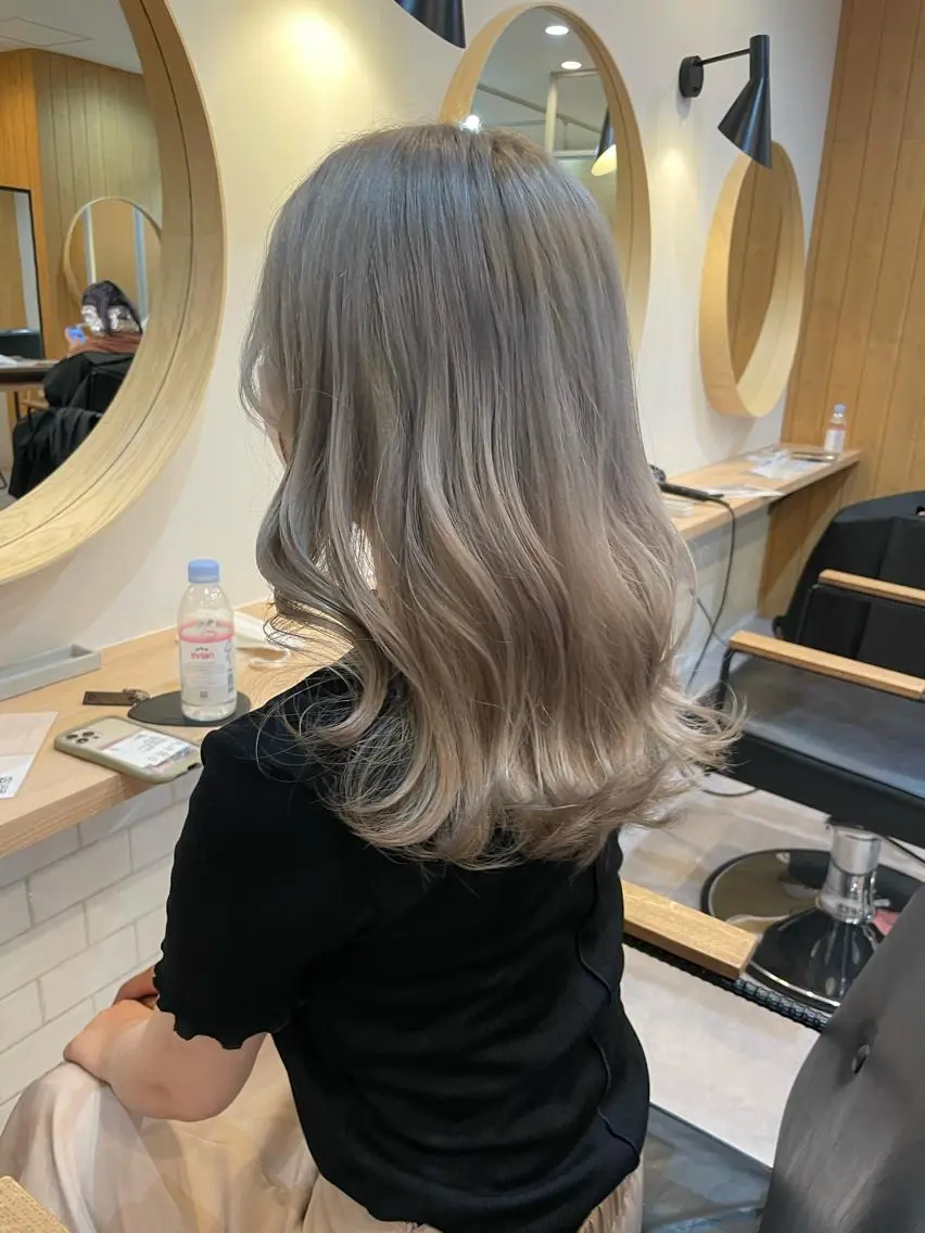 ミディアム カラー akane .のヘアスタイル