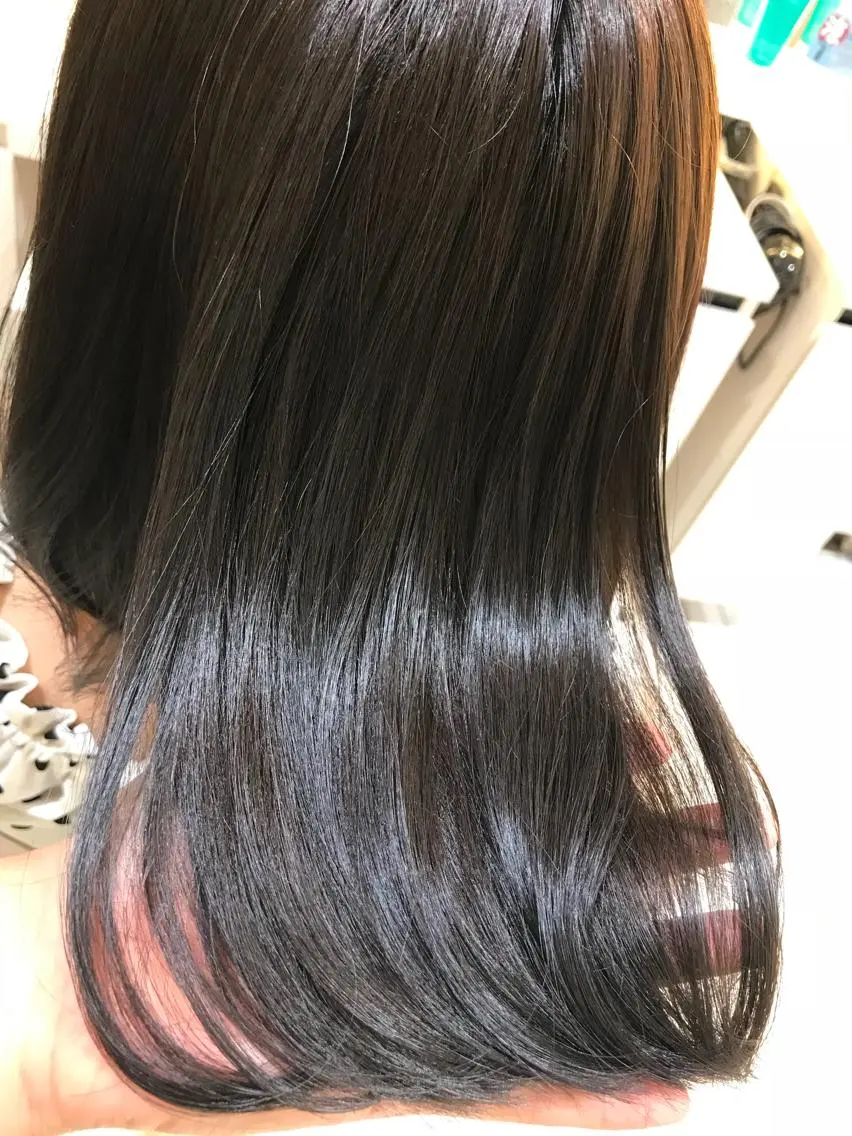 ミディアム カラー ブルーカラー ブルージュ 清藤綾/脱白髪染め 白髪ぼかしハイライトのヘアスタイル