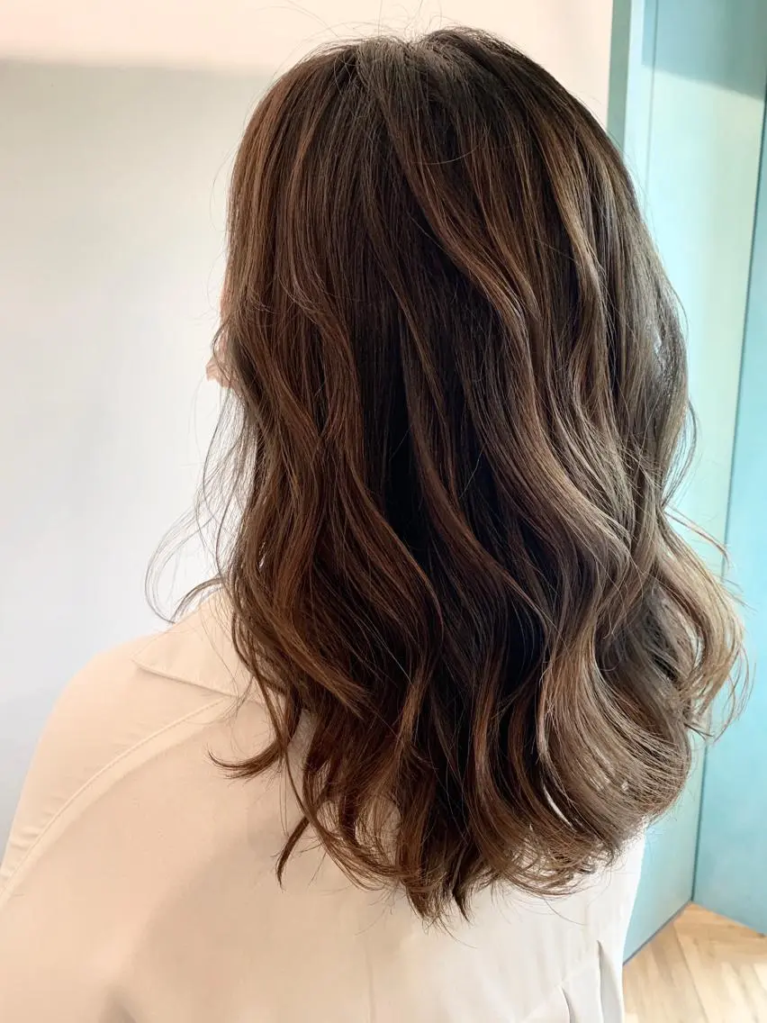セミロング カラー 🌈ブリーチ特化🌈 MINATOのヘアスタイル