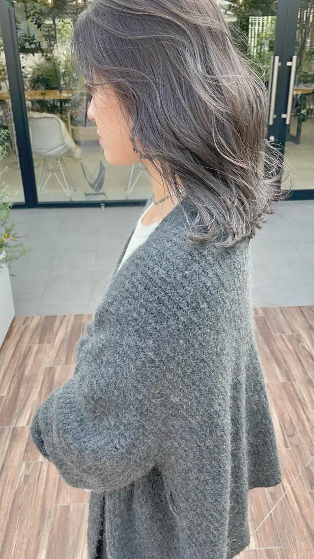 セミロング カラー 透明感カラー グレージュ マエダ リョウのヘアスタイル