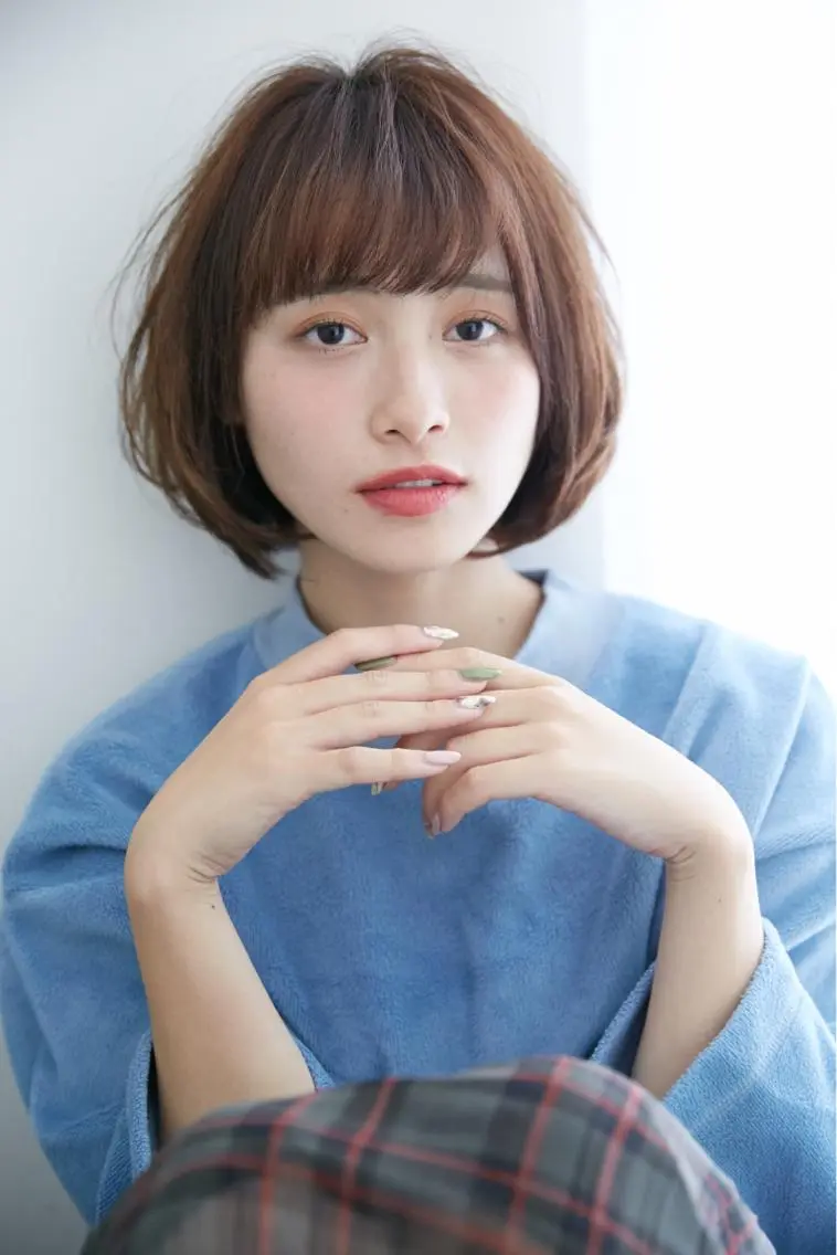 ショート カラー 韓国🇰🇷レイヤー カットオリーブカラーのヘアスタイル