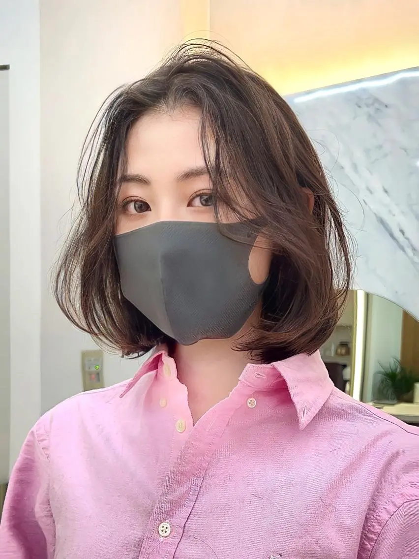 ミディアム カラー ミストバング グレージュ ボブ くびれヘア 斜めバング カット ヘアカラー トリートメント レイヤー専門家 ダブルカラー修のヘアスタイル