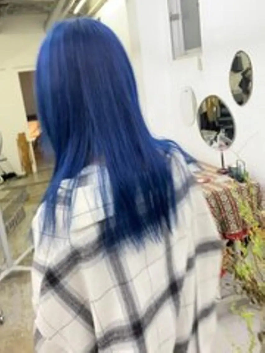 カラー ロング 響　インナーカラー イヤリングカラーのヘアスタイル