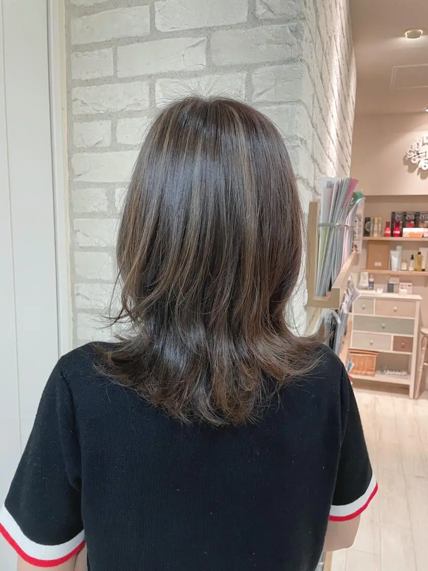 ミディアム カラー グレージュ ハイライトカラー ハイライト カット ヘアカラー トリートメント 清水 有実子のヘアスタイル