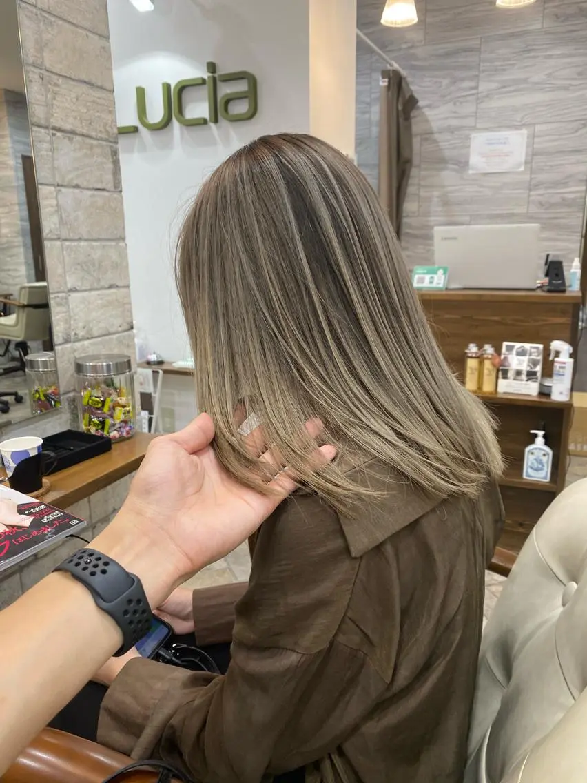 ミディアム カラー パーマ ヘアアレンジ メンズ キッズ ネイル マツエク・マツパ カット ヘアカラー ハイライト、レイヤー カット/西梅田/中西のヘアスタイル