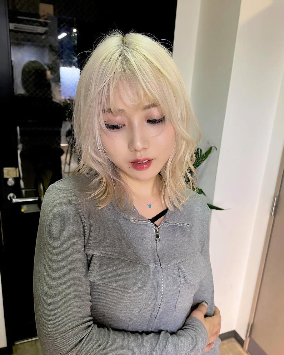 ミディアム カラー ブロンド ホワイトブロンド レイヤーカット ウルフカット ウルフ/レイヤー /ブリーチ/心斎橋のヘアスタイル