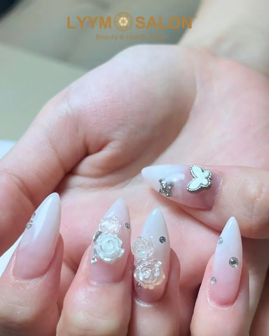 ネイル アートネイル フラワーネイル ジェルネイル ガーリー キラキラネイル ハンドネイル LYYM Salonのネイルデザイン
