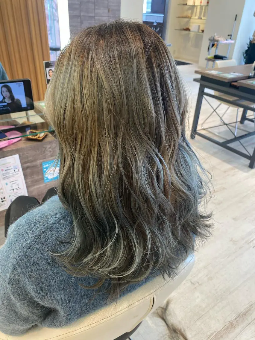 ロング カラー グレージュ ハイライトカラー オリーブグレージュ オリーブグレー ハイライト 小顔レイヤー/ ベージュ🤍Rieのヘアスタイル