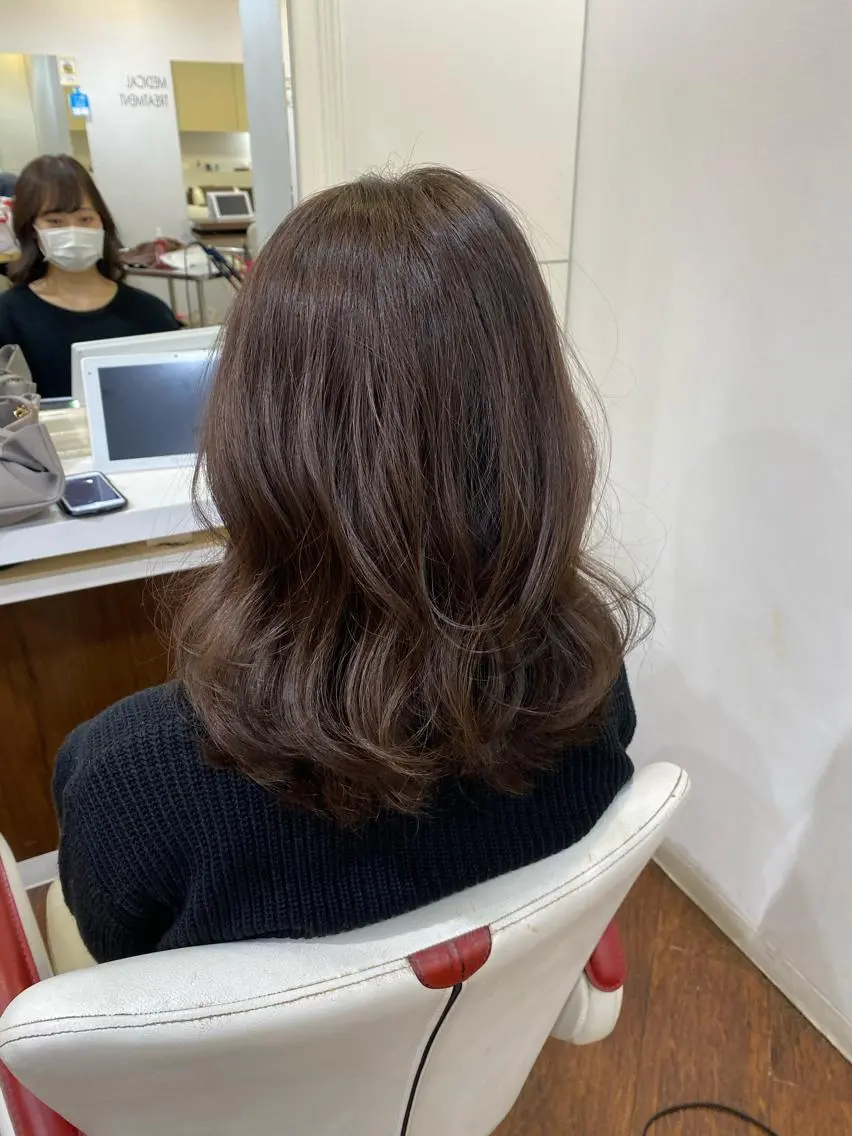 ミディアム カラー ヘアアレンジ アッシュ グレージュ オリーブグレージュ オリーブグレー 美髪矯正 韓国レイヤーのヘアスタイル
