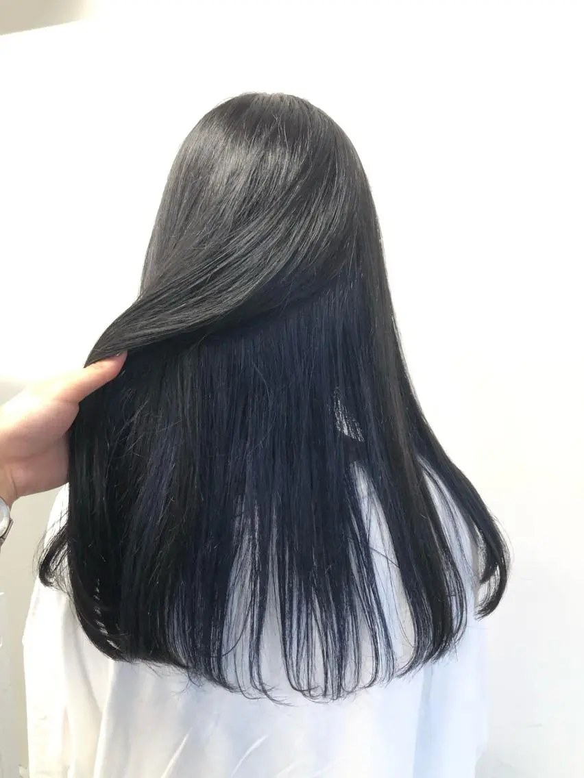 ロング 寒色/ベージュヘア ブリーチありMiOのヘアスタイル