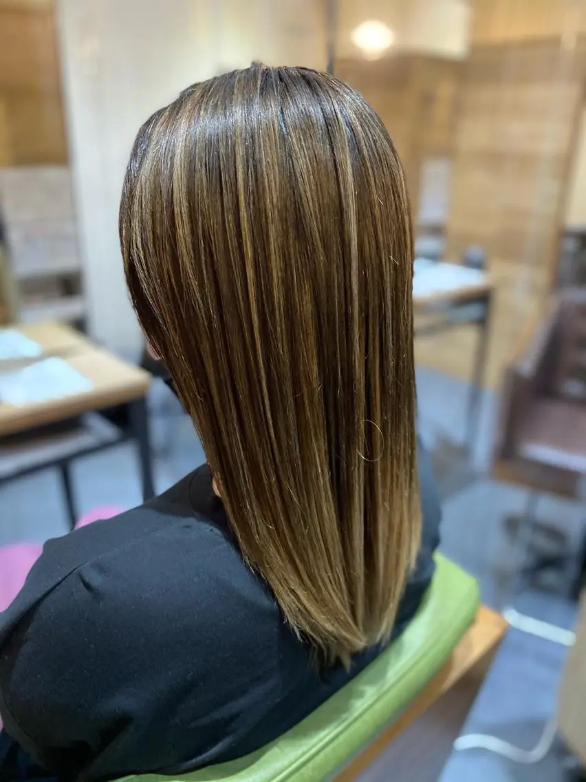 ミディアム レイヤーカット ハラ ルイスのヘアスタイル