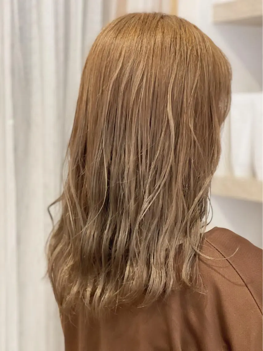 ロング カラー ベージュカラー ブリーチ ハイトーンカラー ミルクティーベージュ ヘアカラー トリートメント 由比藤理子 ブリーチカラー🌈のヘアスタイル