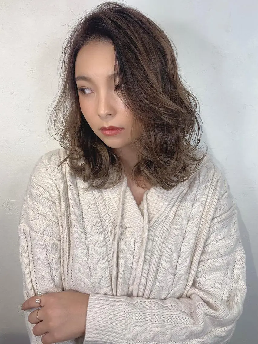 ミディアム ボブ 斜めバング 外国人風カラー 伸ばしかけ ハイライト カット ヘアカラー トリートメント _WHITE鳳店 アンダーバーホワイトのヘアスタイル