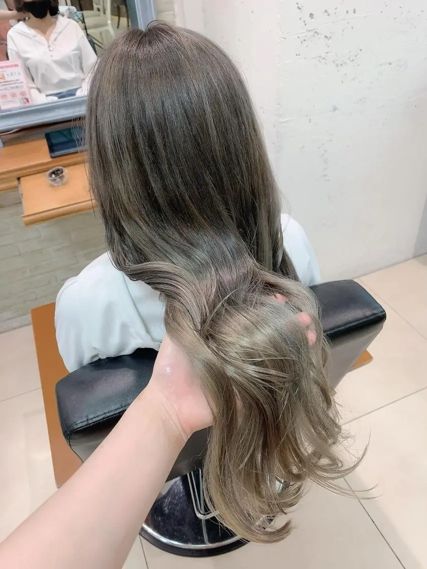 ロング カラー 透明感ハイトーン🦄 キラ🌈のヘアスタイル