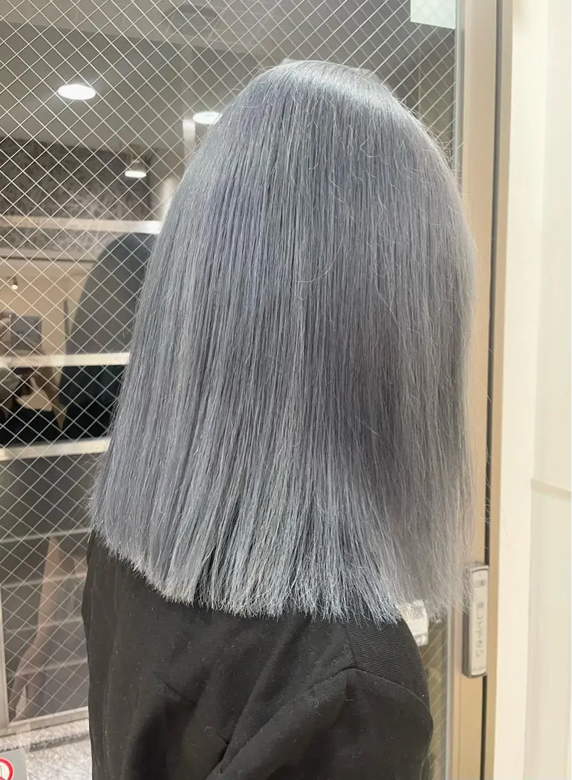 ミディアム カラー ブリーチ ブルーカラー シルバー レイヤーカット ベージュ/KANAのヘアスタイル