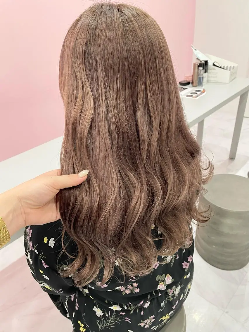 ロング カラー ベージュカラー ブリーチ ミルクティーベージュ カット ヘアカラー 岩田 萌那のヘアスタイル