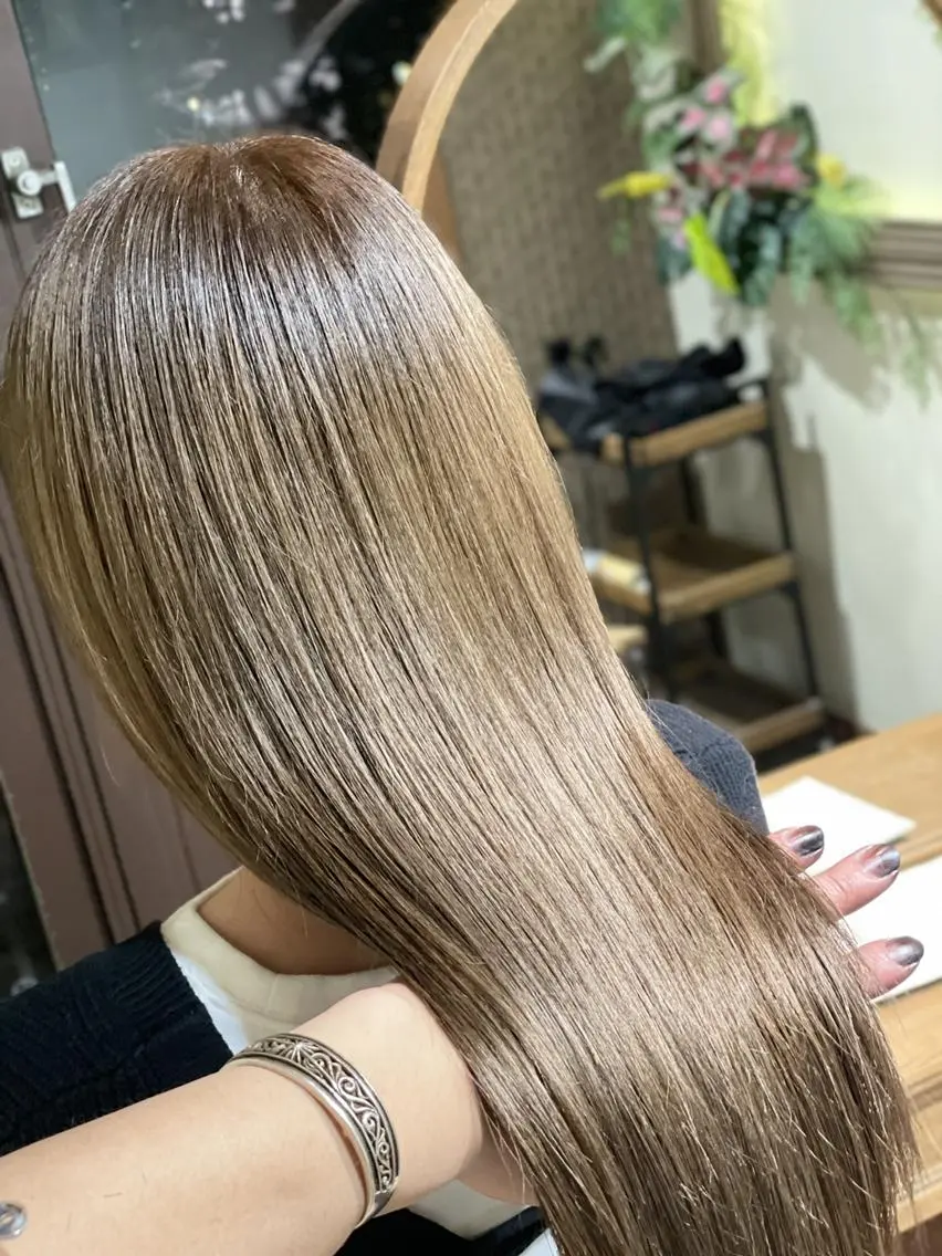 ロング カラー ブリーチ グレージュ ハイトーンカラー ミルクティーグレージュ ヘアカラー トリートメント ハイトーン得意😍 Lumiereのヘアスタイル