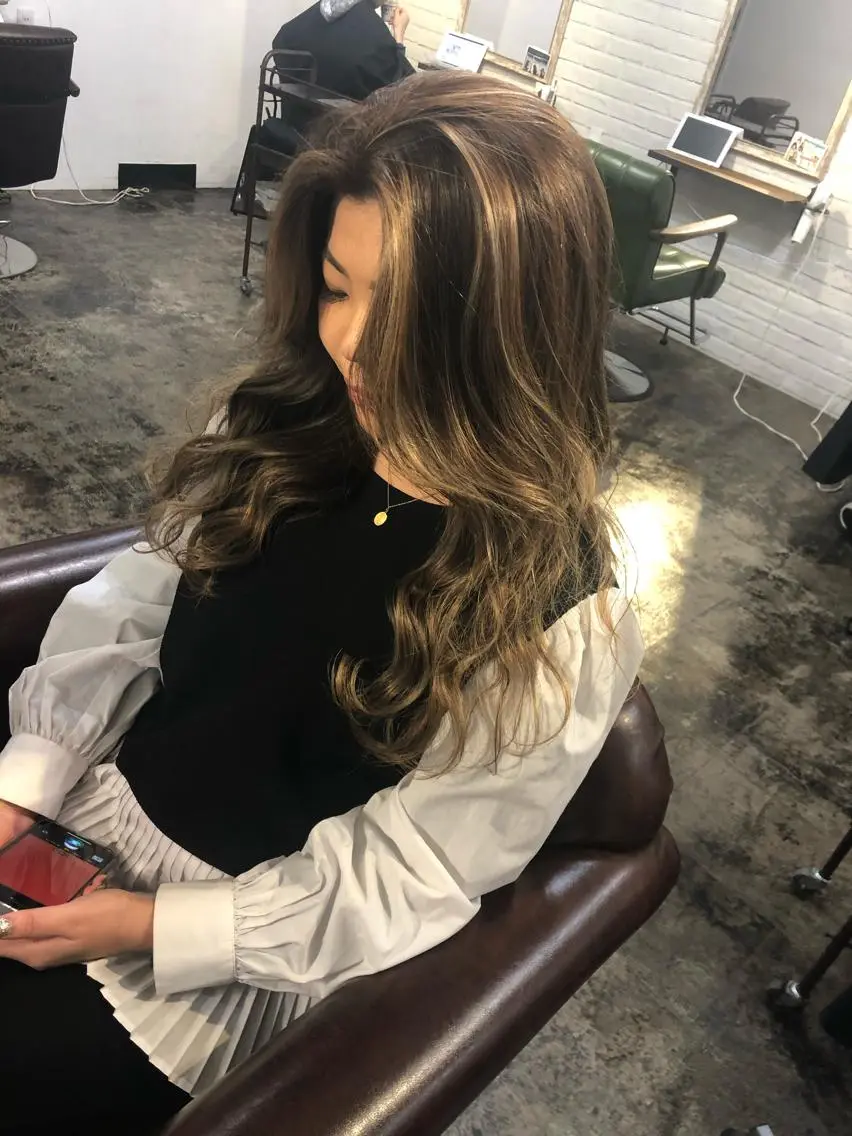 ロング カラー ブリーチ ハイライトカラー ハイトーンカラー 外国人風カラー ハイライト Loob.TOKYO MIYA🌈のヘアスタイル